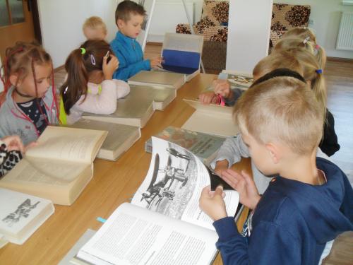 Predškoláci na výstave v knižnici