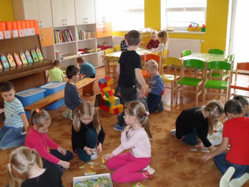 Návšteva prvákov ZŠ v triede predškolákov - 5.3.2020