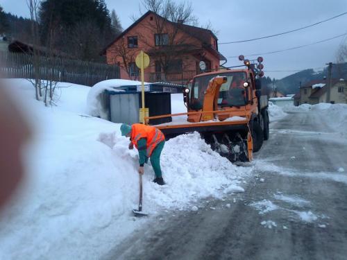 Odstraňovanie snehu v obci - február 2012