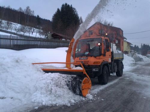 Odstraňovanie snehu v obci - február 2012