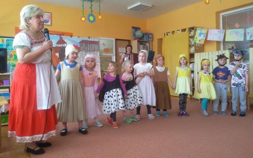 Hudobno-zábavný program "Jar na gazdovskom dvore"