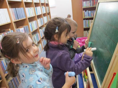 Najmenší škôlkari navštívili knižnicu